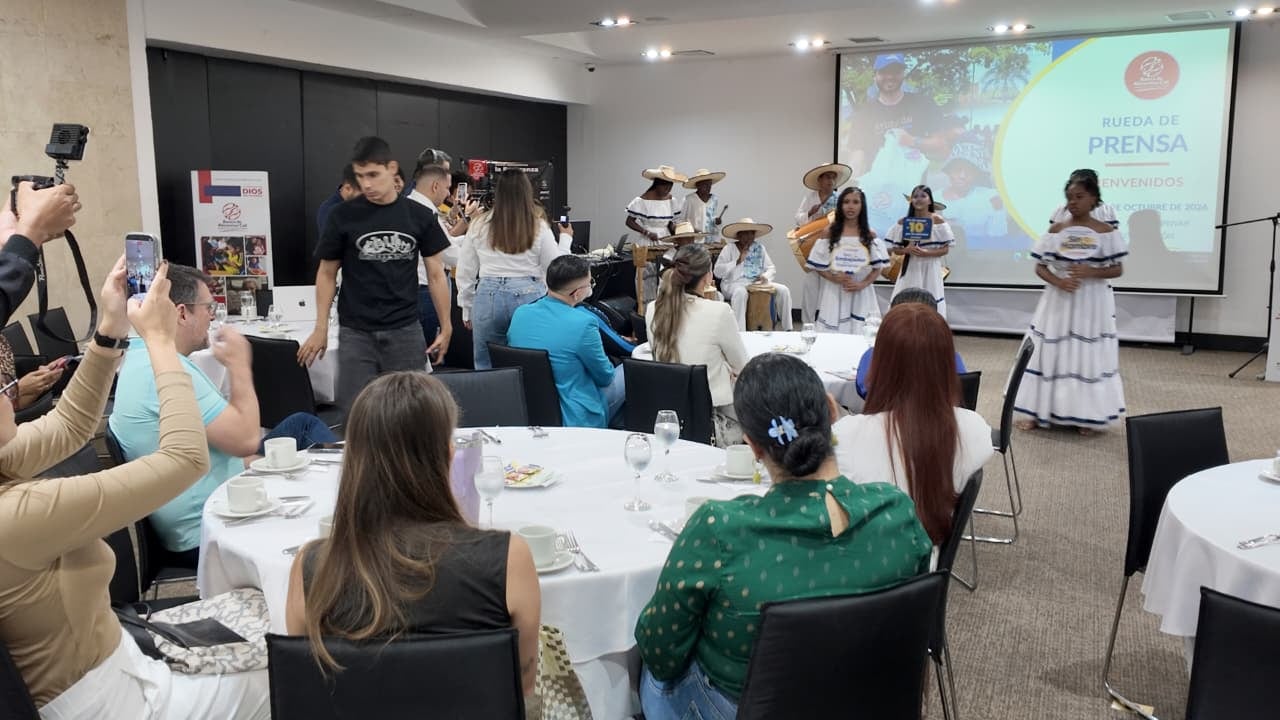 Medios de comunicación y empresarios se reunieron en el lanzamiento de la cuarta edición de la Ayudatón, iniciativa que culminará en la Arena USC.
