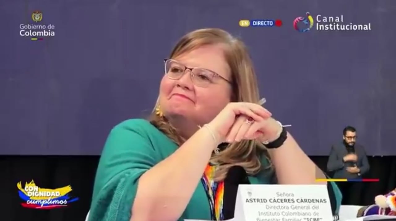 Astrid Cáceres directora del ICBF, mientras el presidente Petro le hacía fuerte reclamo.
