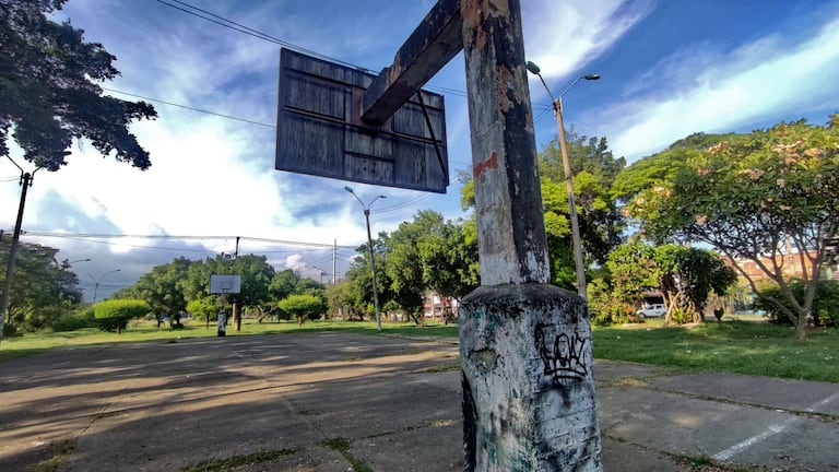 Cancha de baloncesto abandonada en la calle 70 con carrera 10