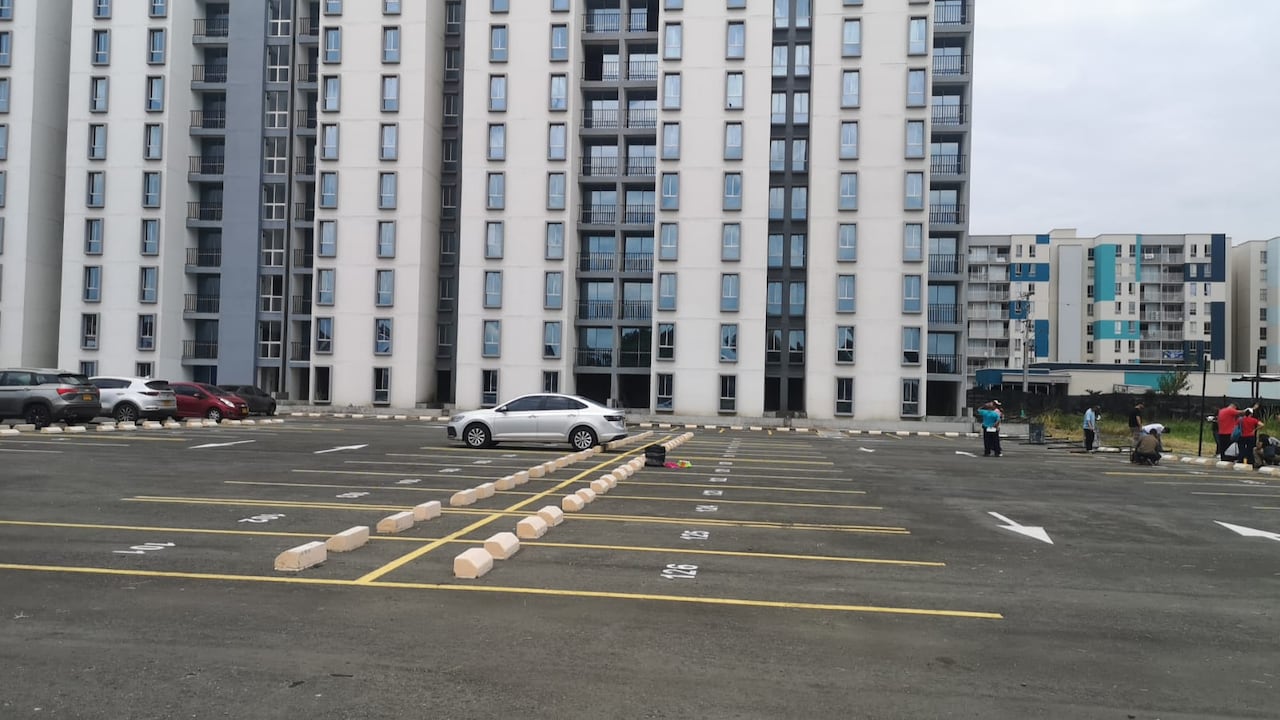 Los compradores afirman que la demora en la entrega de las viviendas los llevó a realizar una toma pacífica del conjunto residencial en Palmira.
