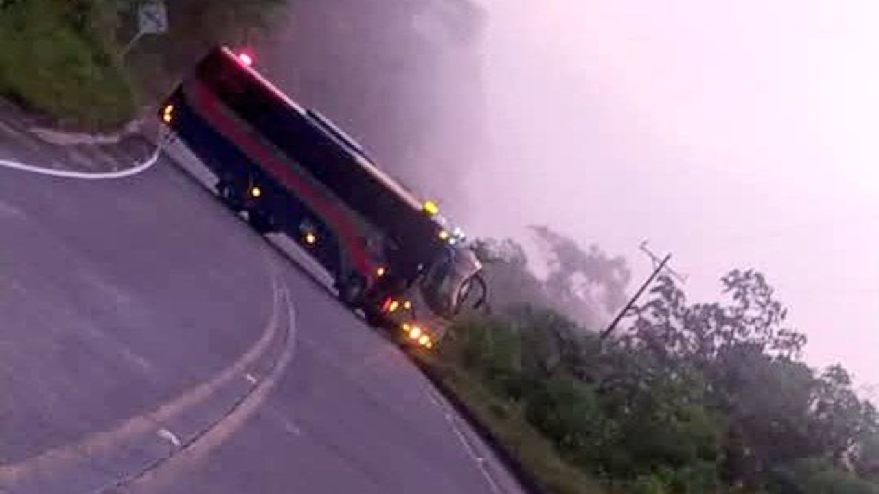 El ELN atravesó un bus en la vía que comunica al Chocó con Risaralda.