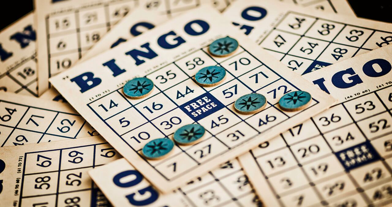 Al igual que en el presencial, en el telebingo se imprimen cartones y se cortan fichas para tapar números. El sistema de juego es automático y el sorteo se transmite por TV e internet.
