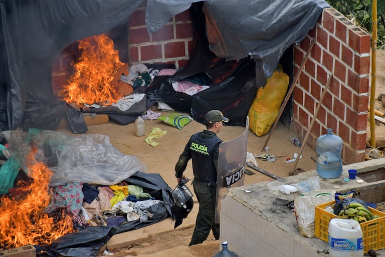 Las autoridades distritales de Cali, junto a la Policía y unidades de la Unidad Nacional de Diálogo y Mantenimiento del Orden (UNDMO), en un intento de realizar la restitución de varios predios que se encuentran invadidos en el cerro de Las Antenas, en la Comuna 18 de la ciudad, fueron atacados con rocas de gran tamaño por los invasores del lugar.