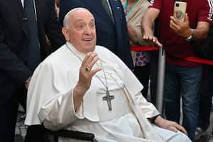 El Papa Francisco saluda después de ser dado de alta del hospital Gemelli en Roma, donde se sometió a una cirugía abdominal la semana pasada.