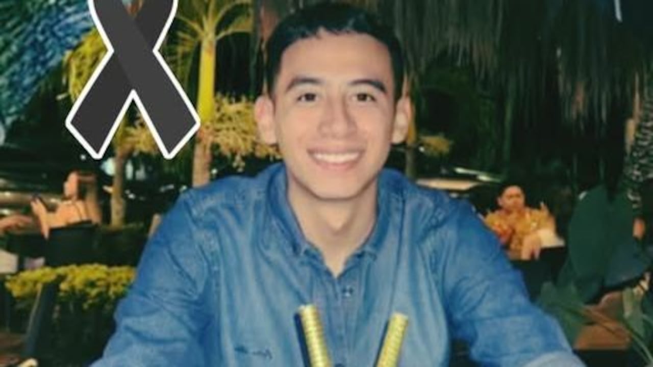 Cámaras de seguridad captaron el momento en que el joven salió de su vivienda con un maletín y abordó una motocicleta solicitada por aplicación.