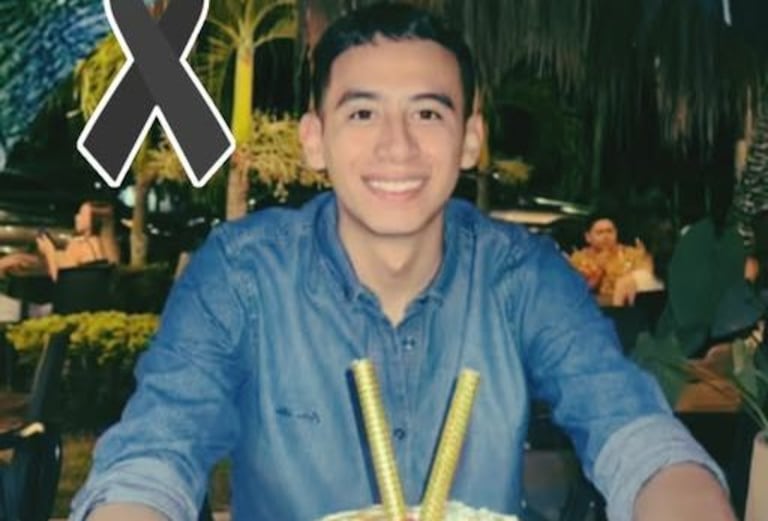 Cámaras de seguridad captaron el momento en que el joven salió de su vivienda con un maletín y abordó una motocicleta solicitada por aplicación.