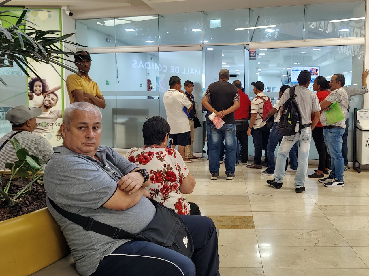 Los problemas para la entrega de medicamentos del nuevo distribuidor Disfarma de la Nueva EPS. Foto Jorge Orozco.