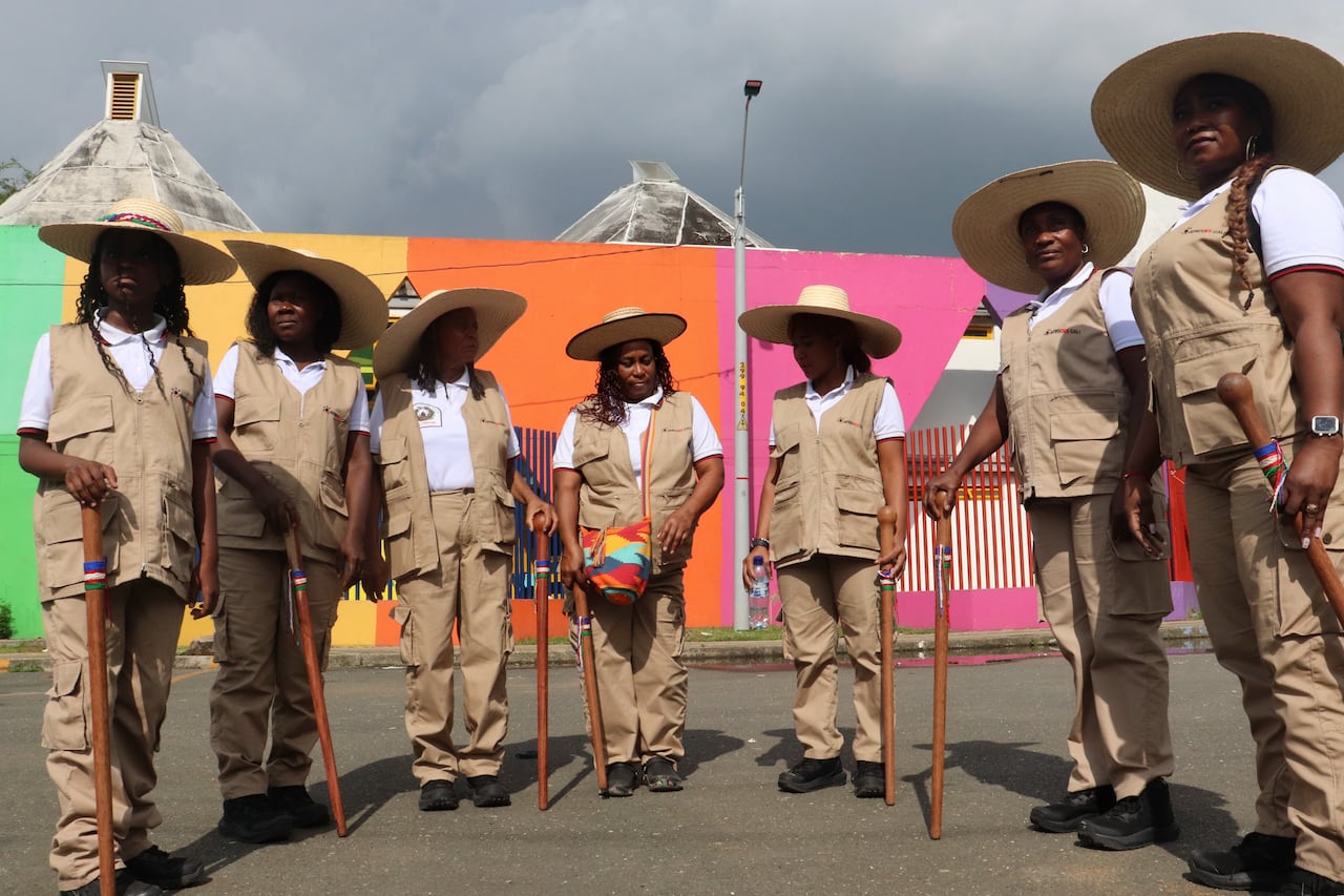 Guardia Afro urbana en el barrio Vallegrande en el oriente de Cali distrito de Aguablanca
