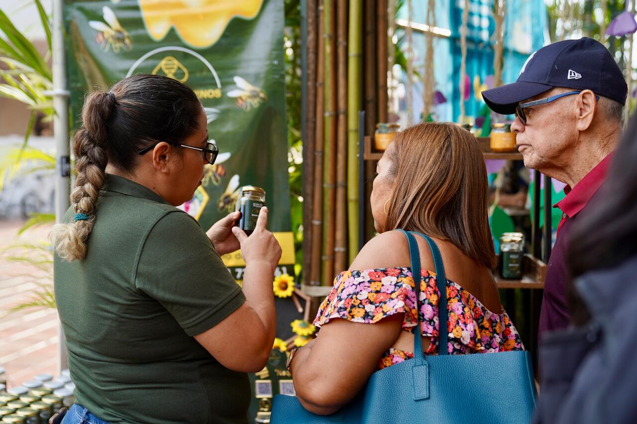 Abriendo Caminos es un emprendimiento  de productos derivados de la miel, conformado por nueve firmantes de paz que protegen  las abeja desde Dagua, Valle.