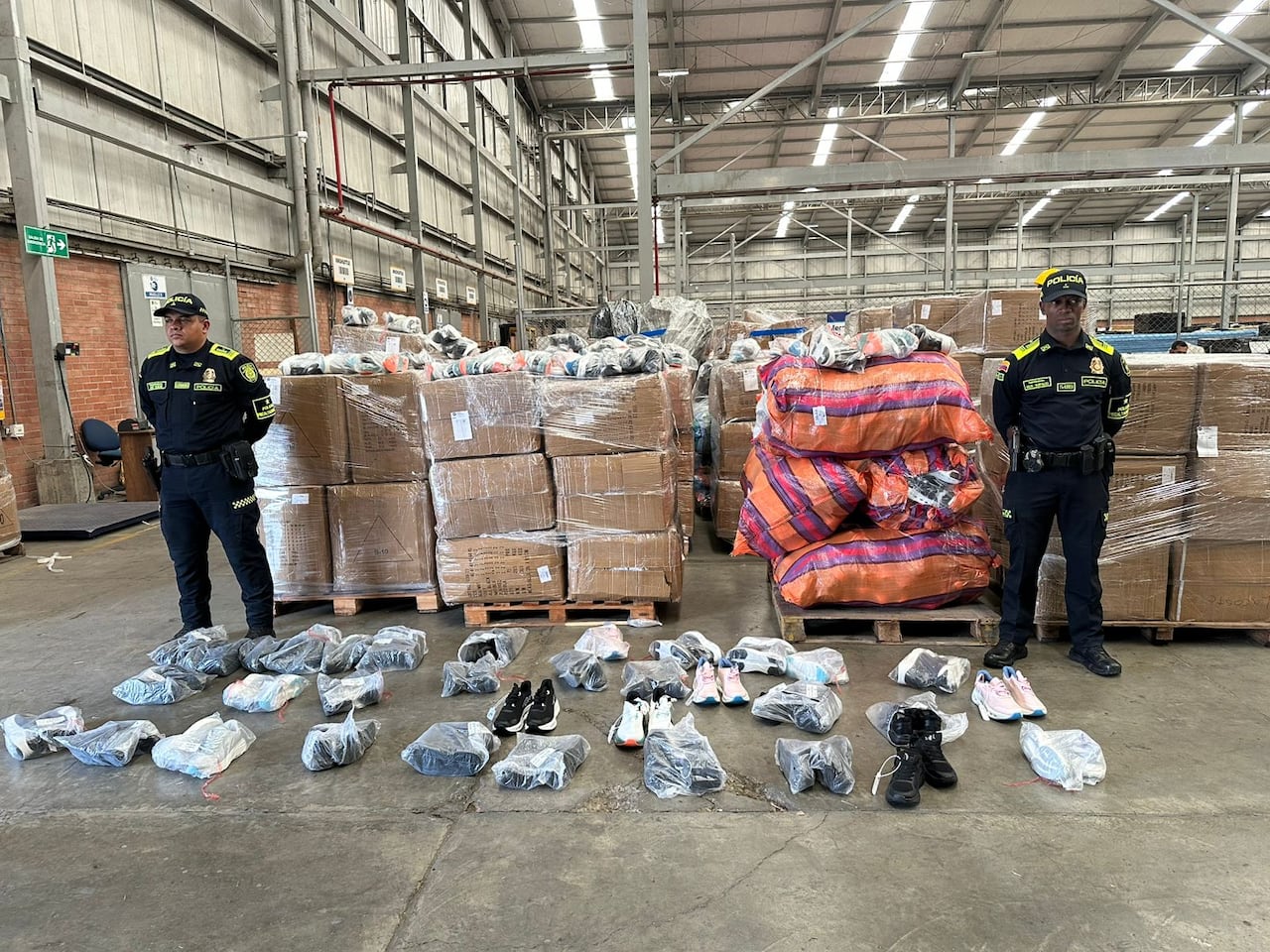 la Policía Nacional reveló nuevos detalles sobre la incautación de un cargamento de calzado ilegal en el centro de Cali.