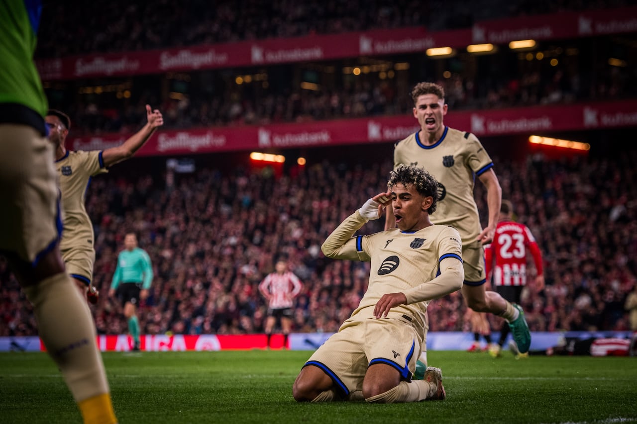 Jugadores del FC Barcelona celebran el gol de Lamine Yamal (centro) ante el Athletic Club.