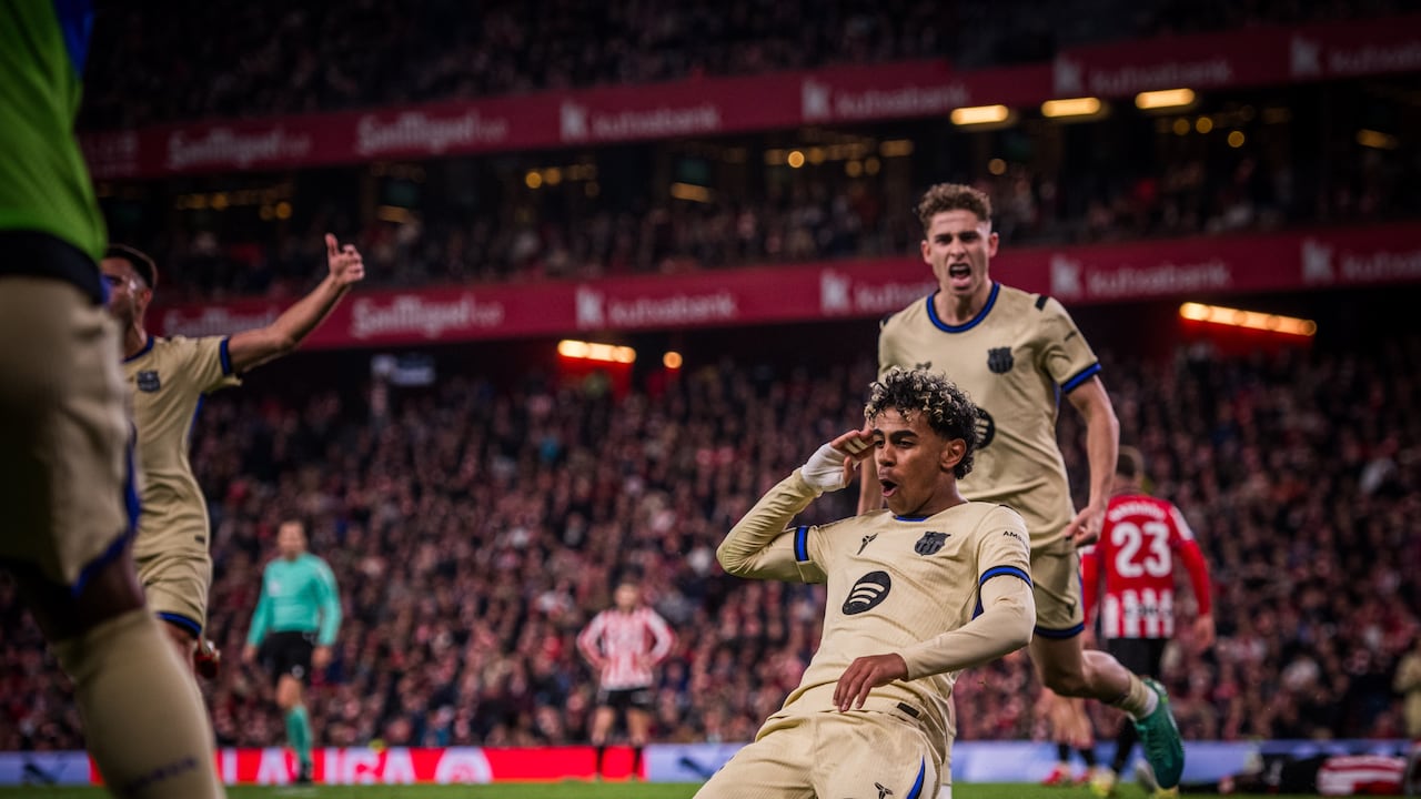Jugadores del FC Barcelona celebran el gol de Lamine Yamal (centro) ante el Athletic Club.