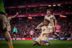 Jugadores del FC Barcelona celebran el gol de Lamine Yamal (centro) ante el Athletic Club.