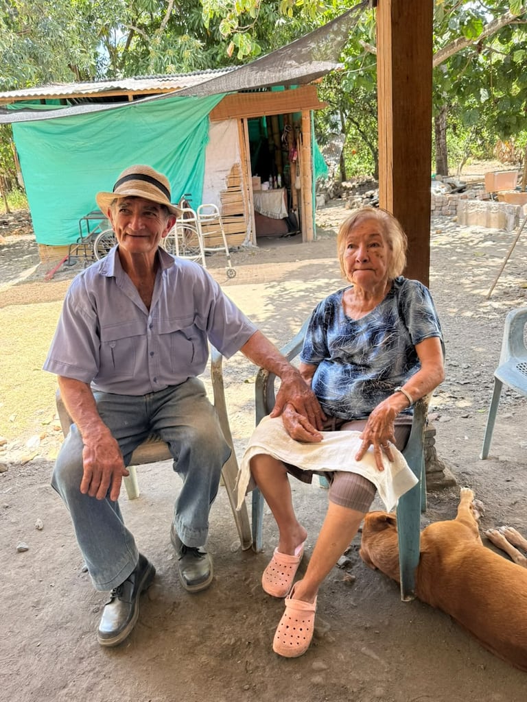 Afectados por problemas de ceguera, afecciones cardíacas y azúcar, los dos ancianos recibieron atención médica durante la jornada de apoyo parroquial
