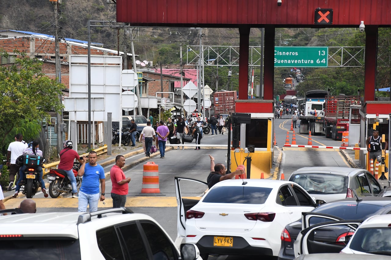 Cali: Perdidas millonarias deja un nuevo bloqueo en la vía a Buenaventura a la altura de Lobo guerrero. Comunidades afros del alto y bajo Naya del Cauca dejaron su terreno y se desplazaron hasta la vía de ingreso al puerto, impidiendo el paso a trasportadores, turistas y comerciantes. Foto José L Guzmán. EL País