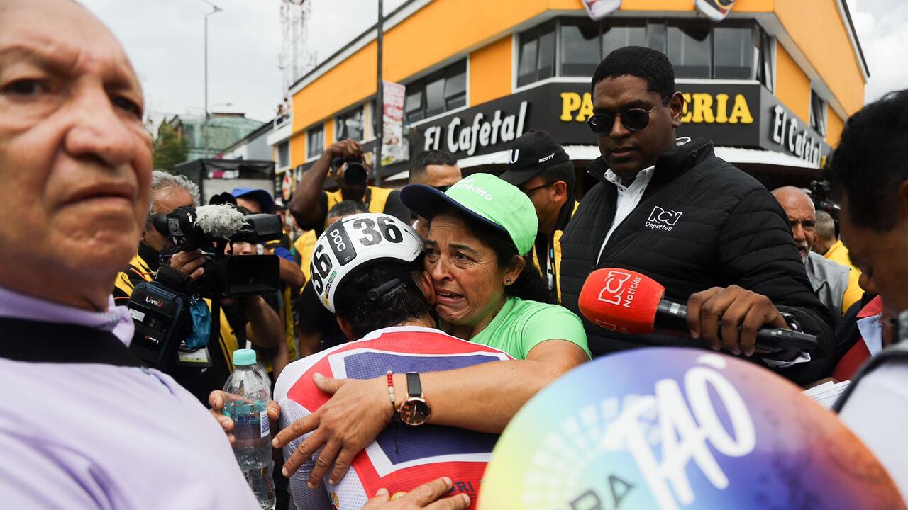 Kevin Castillo y su madre tras ganar la etapa 5 del Clásico RCN.
