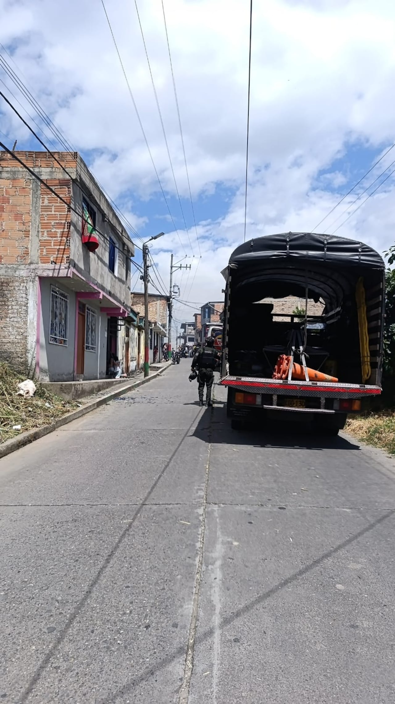 La fuerza de la detonación ocasionó graves daños en el inmueble y obligó a las autoridades a acordonar el área mientras se desarrollaban las labores de inspección.