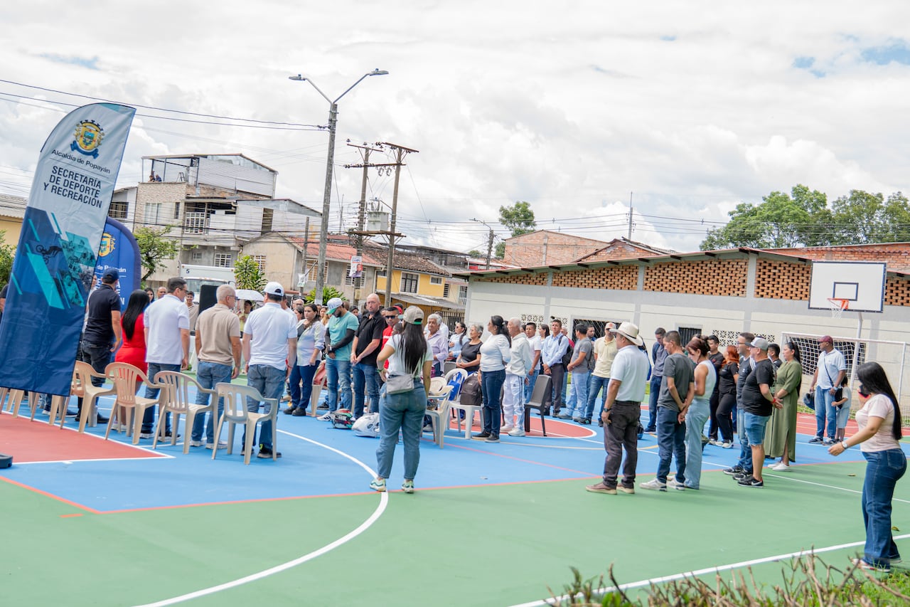 Habitantes de Santa Mónica y Los Campos participaron en la entrega oficial de los polideportivos restaurados por la Alcaldía de Popayán.