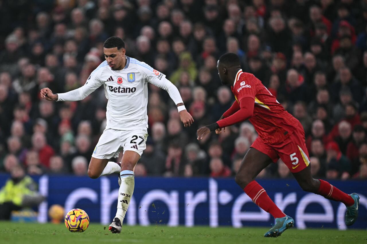 Morgan Rogers, mediocampista del Aston Villa, trata de evitar la marca en el compromiso ante Liverpool.