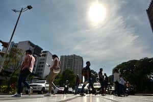Hace menos de una semana, el mundo registró el día más caluroso de la historia, un récord alarmante si se tiene en cuenta que la temperatura media global habitualmente sigue subiendo hasta finales de julio e inicios de agosto debido al verano boreal.
La Organización Meteorológica Mundial advierte que las temperaturas podrían subir más y este pronóstico se refleja en la nueva ola de calor que azota a algunos países