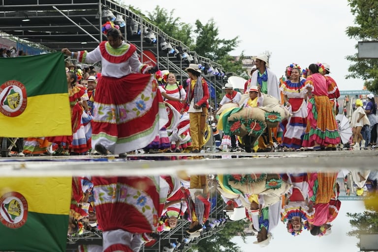 Feria de Cali 2024 desfile la fiesta de mi pueblo