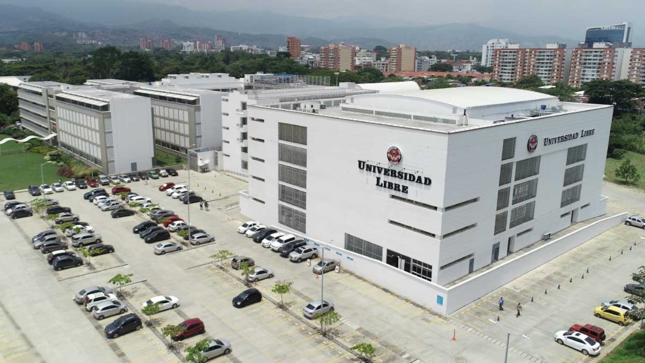 La Universidad Libre Seccional Cali está ubicada en la Carrera 109 # 22-00, barrio Valle del Lili.