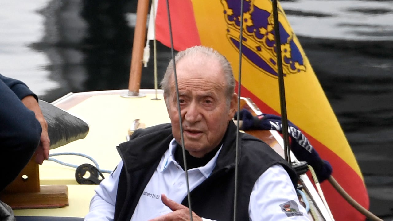 El ex rey de España, Juan Carlos I, habla con los miembros de la tripulación mientras aborda un barco en Sanxenxo, al norte de España, el 20 de abril de 2023.