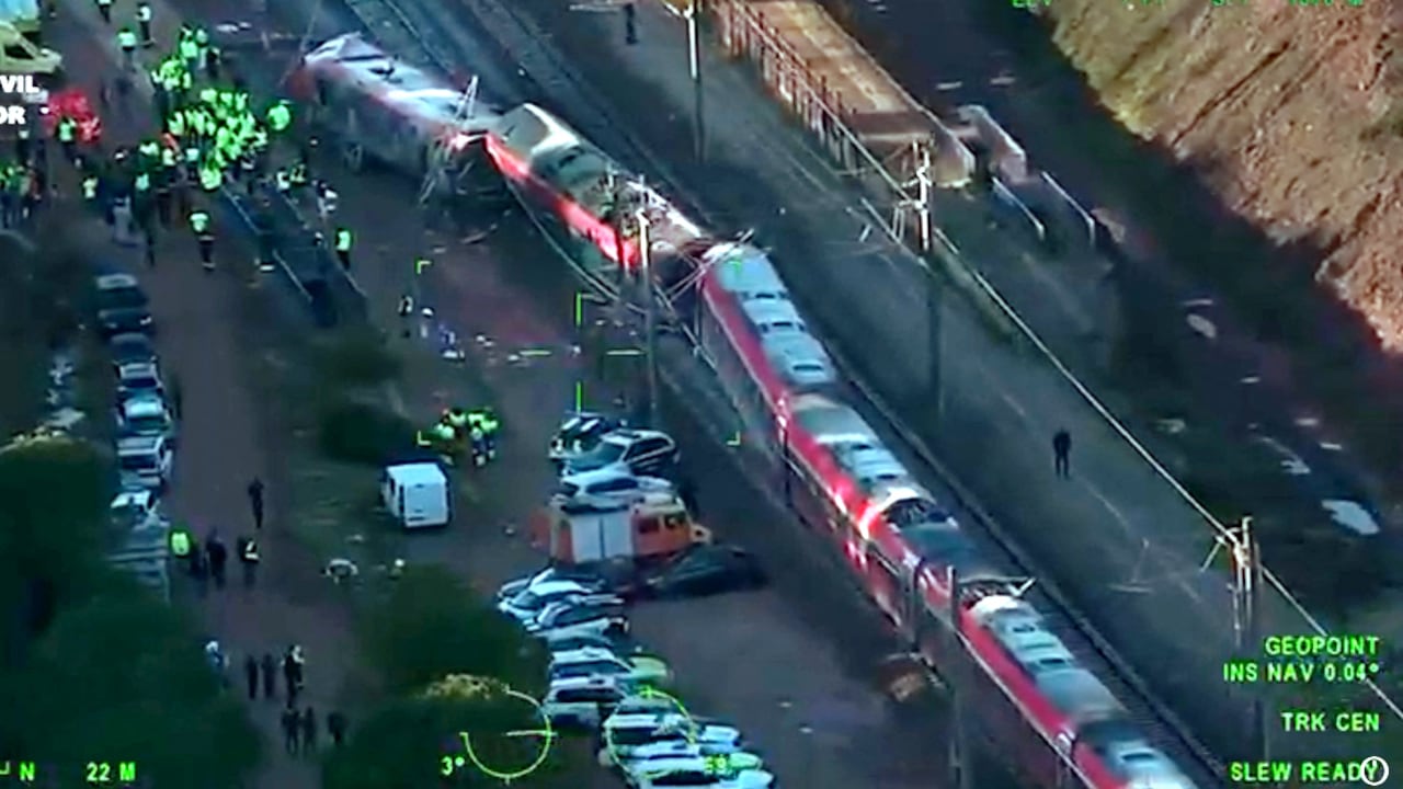 El accidente ocurrió el domingo por la noche cuando un tren operado por la compañía ferroviaria Iryo, que viajaba de Málaga a Madrid, descarriló cerca de Adamuz, cruzando a la otra vía, donde chocó con un tren que venía en sentido contrario, que también descarriló.