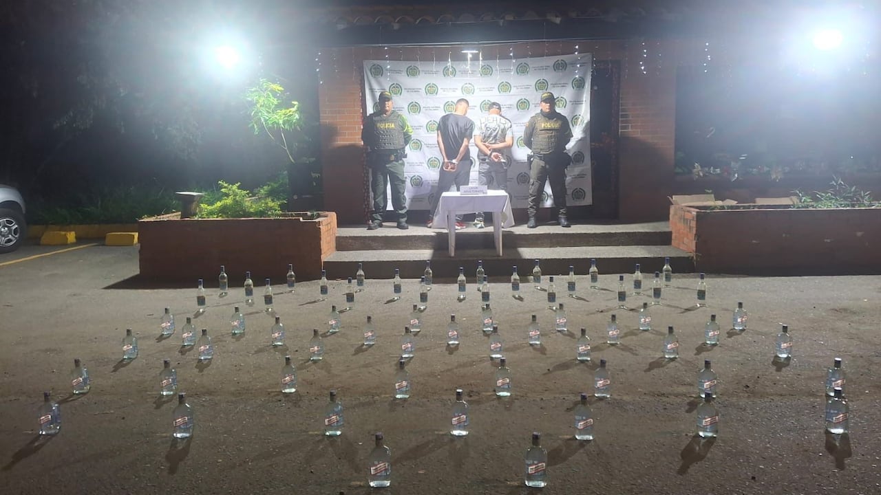 Autoridades incautaron 64 botellas de aguardiente en la vía Cali Andalucía en el Valle del Cauca.