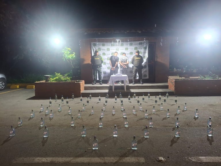 Autoridades incautaron 64 botellas de aguardiente en la vía Cali Andalucía en el Valle del Cauca.