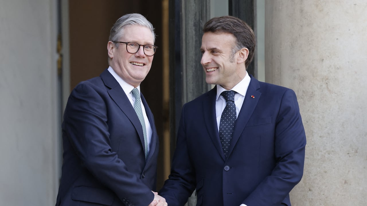 El presidente de Francia, Emmanuel Macron, da la bienvenida al primer ministro británico, Keir Starmer, antes de una cumbre informal de líderes europeos para discutir la situación en Ucrania y la seguridad europea en el Palacio Presidencial del Elíseo en París el 17 de febrero de 2025. Los líderes europeos debían reunirse en París el 17 de febrero de 2025 para abordar el sorprendente cambio de política de Washington sobre la guerra en Ucrania, mientras Gran Bretaña se declaraba lista para enviar tropas de mantenimiento de la paz a Ucrania. (Foto de Ludovic MARIN / AFP)