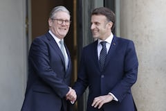 El presidente de Francia, Emmanuel Macron, da la bienvenida al primer ministro británico, Keir Starmer, antes de una cumbre informal de líderes europeos para discutir la situación en Ucrania y la seguridad europea en el Palacio Presidencial del Elíseo en París el 17 de febrero de 2025. Los líderes europeos debían reunirse en París el 17 de febrero de 2025 para abordar el sorprendente cambio de política de Washington sobre la guerra en Ucrania, mientras Gran Bretaña se declaraba lista para enviar tropas de mantenimiento de la paz a Ucrania. (Foto de Ludovic MARIN / AFP)