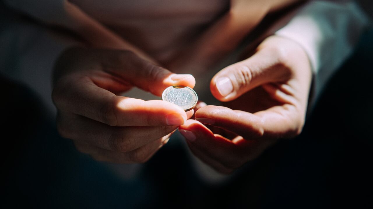 Explore el poder del "Ritual de la Moneda Oculta" y aprenda cómo puede transformar su relación con el dinero y la prosperidad a través de prácticas cuidadosamente diseñadas.