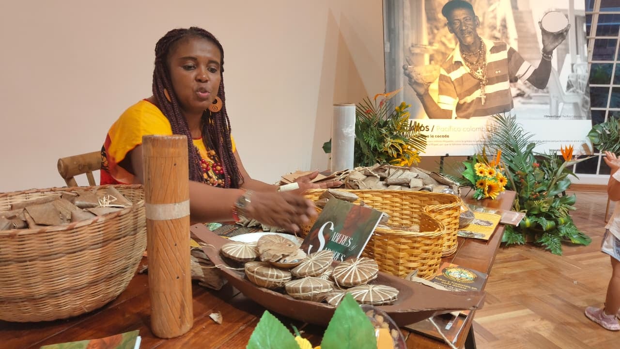 Marleny Riascos Valencia, a través de Fundacanvis, preserva el legado de dulces y mecatos de las matronas del Pacífico. “Es costumbre nuestra atender a las visitas con un dulce, y no falta en las mesas”.