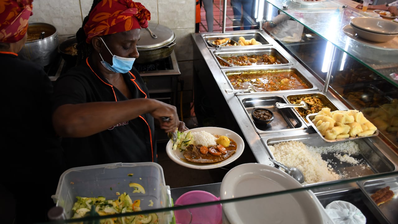 Cali: Gastronomía, galería Alameda, pan de bono de chontaduro, pastel Chocoano y Ceviche ancestral dentro del menú para disfrutar Foto José L Guzmán. El País