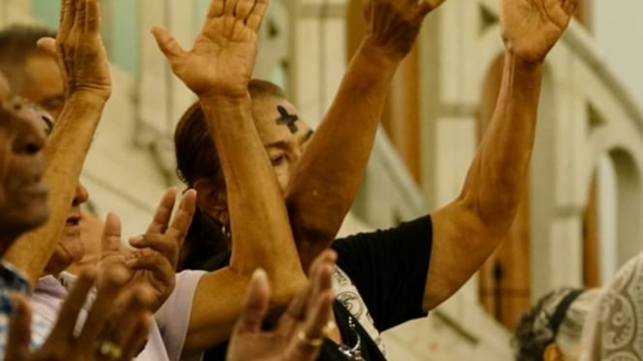 Caleños madrugaron para participar de la imposición de la ceniza, este miércoles 18 de febrero de 2026.