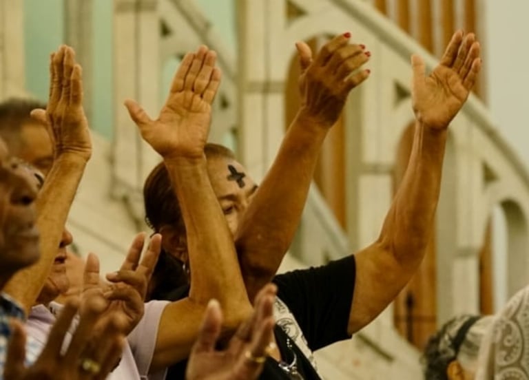 Caleños madrugaron para participar de la imposición de la ceniza, este miércoles 18 de febrero de 2026.