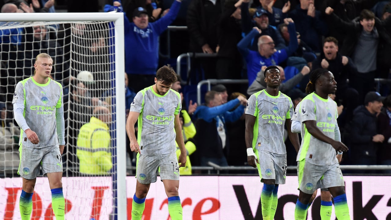 El delantero noruego del Manchester City, Erling Haaland (izq.), y el centrocampista español Nico González (segunda por la izquierda), reaccionan tras encajar un gol durante el partido de la Premier League entre el Everton y el Manchester City en el estadio Hill Dickinson de Liverpool el 4 de mayo de 2026. (Foto de PETER POWELL / AFP)
