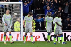 El delantero noruego del Manchester City, Erling Haaland (izq.), y el centrocampista español Nico González (segunda por la izquierda), reaccionan tras encajar un gol durante el partido de la Premier League entre el Everton y el Manchester City en el estadio Hill Dickinson de Liverpool el 4 de mayo de 2026. (Foto de PETER POWELL / AFP)