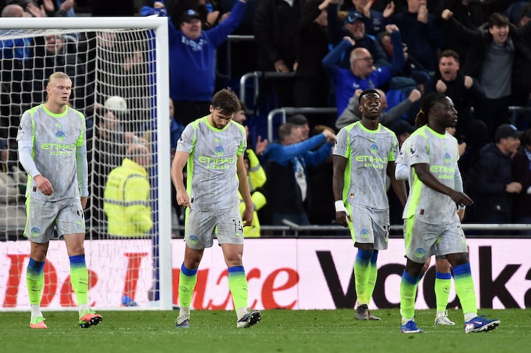 El delantero noruego del Manchester City, Erling Haaland (izq.), y el centrocampista español Nico González (segunda por la izquierda), reaccionan tras encajar un gol durante el partido de la Premier League entre el Everton y el Manchester City en el estadio Hill Dickinson de Liverpool el 4 de mayo de 2026. (Foto de PETER POWELL / AFP)