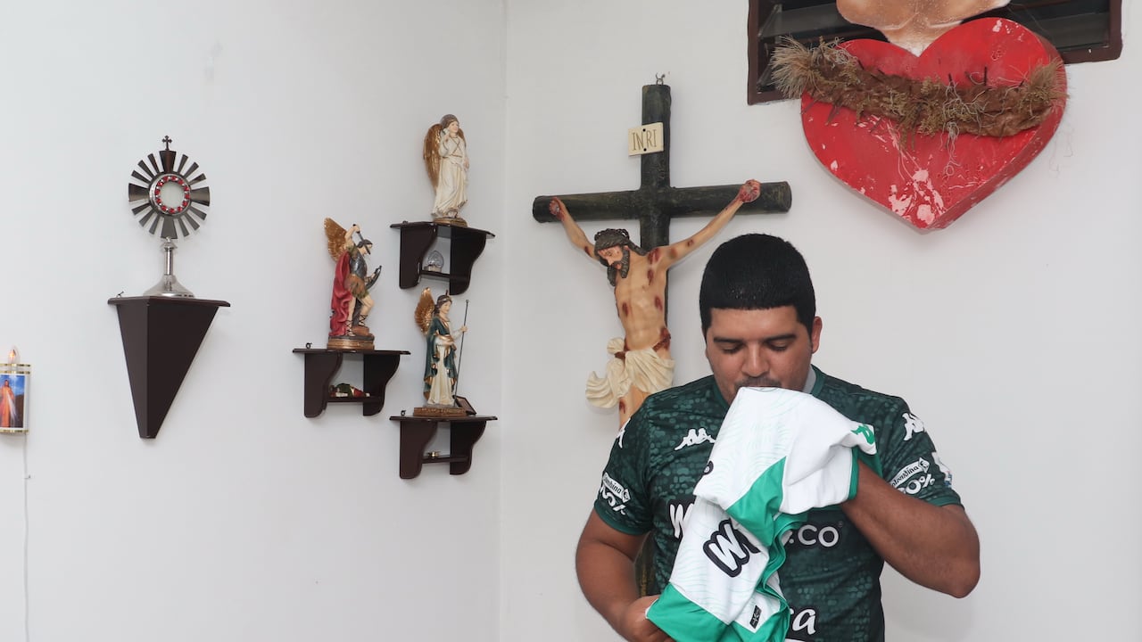 Padre Yerson Marmolejo párroco de Santo Evangelio e hincha del Deportivo Cali que realizó una ceremonia de exorcismo al estadio de Palmaseca