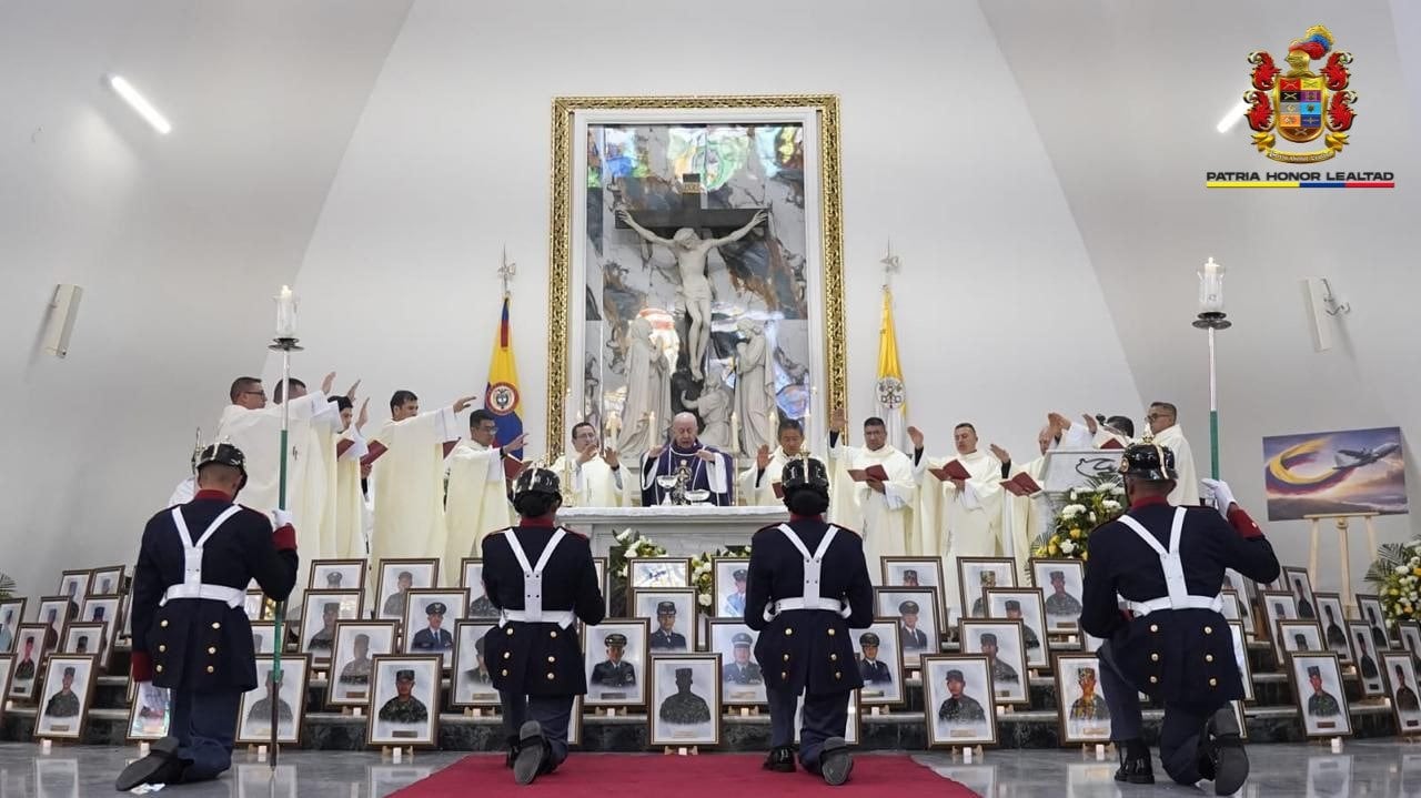 En el Cantón Norte, en Bogotá, se realizó un tributo de honor a la memoria de los 69 soldados.