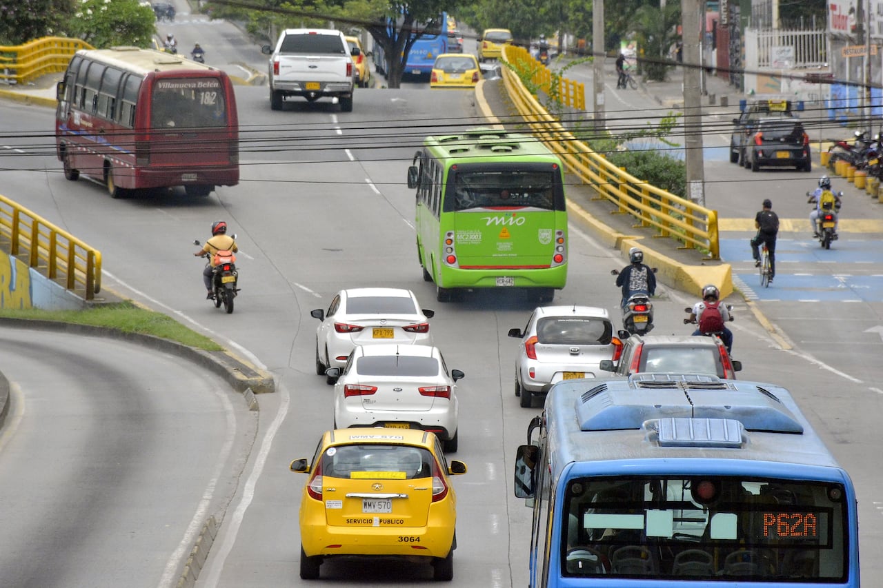 La Actualización del Plan de Movilidad de Cali, Pimu, a través de un decreto que ha tenido poca socialización de la Alcaldía, revivió entre los ciudadanos, gremios, concejales y operadores del MÍO el temor del regreso del Transporte Público Colectivo, como hace 30 años. 16 de mayo de 2023. Foto Jorge Orozco / El País.