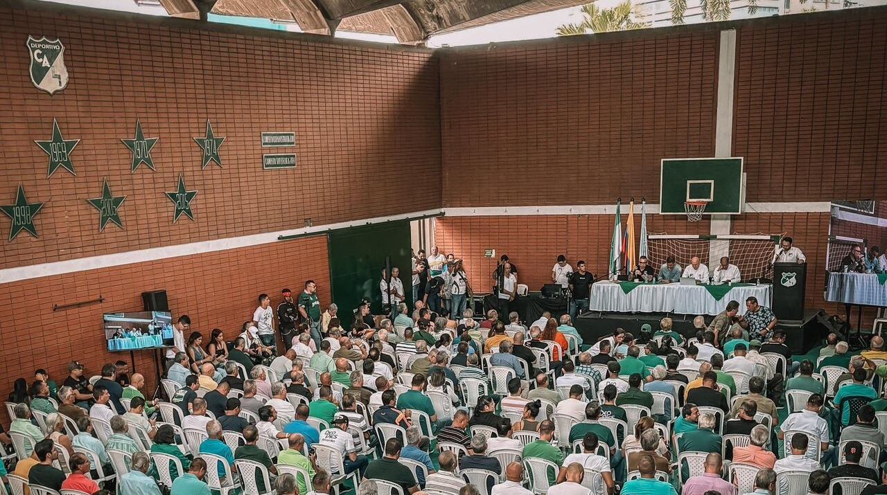 Imagen de una asamblea de socios en la sede Alex Gorayeb del Deportivo Cali.