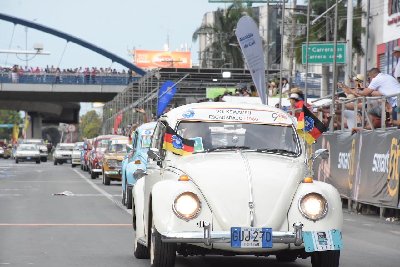 Desfile de autos antiguos feria de Cali 2024