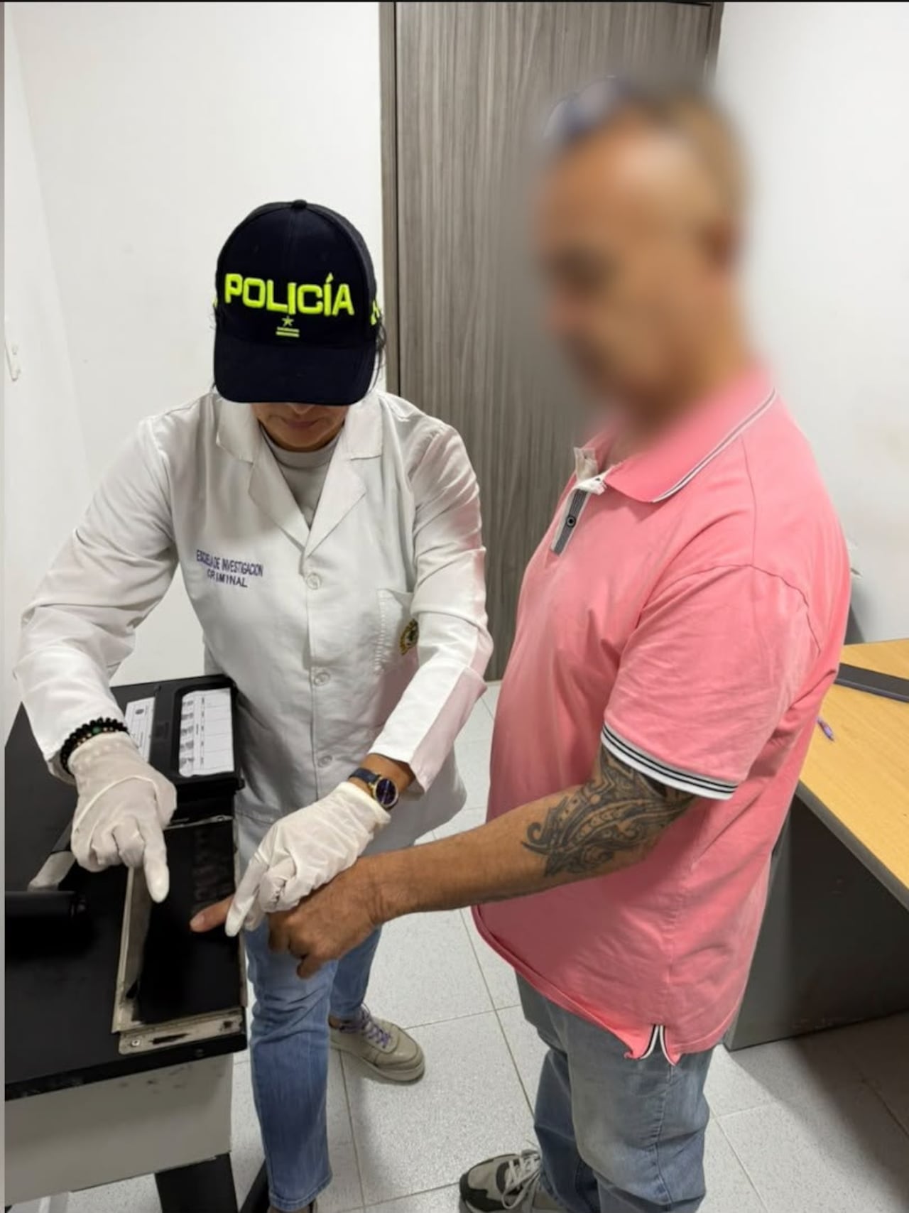 De acuerdo con lo establecido en la investigación, mientras se encontraba prófugo en la ciudad Cali, presuntamente continuaba realizando actos de índole pedófila mediante la creación y administración de perfiles falsos en distintas plataformas de redes sociales, con los que intentaba eludir el rastreo de las autoridades.