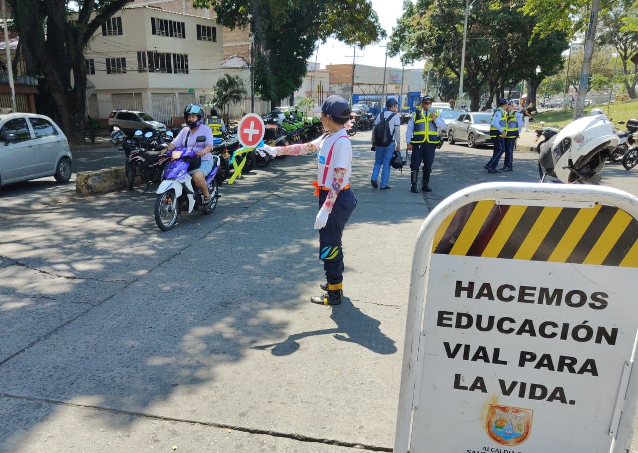 Los conductores de motocicleta que tenían cascos en mal estado recibieron uno completamente nuevo.