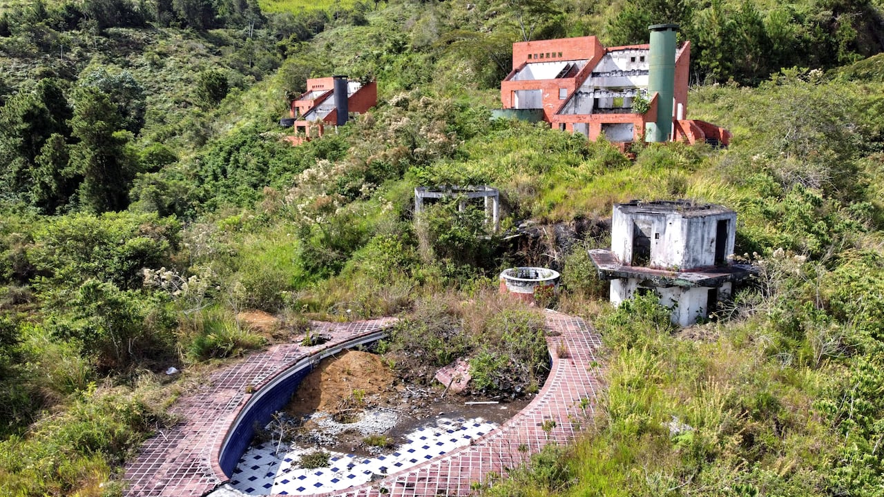 tema de domingo , casas en abandono por muchos años del narcotraficante Pacho Herrera en el Lago Calima en el Valle
