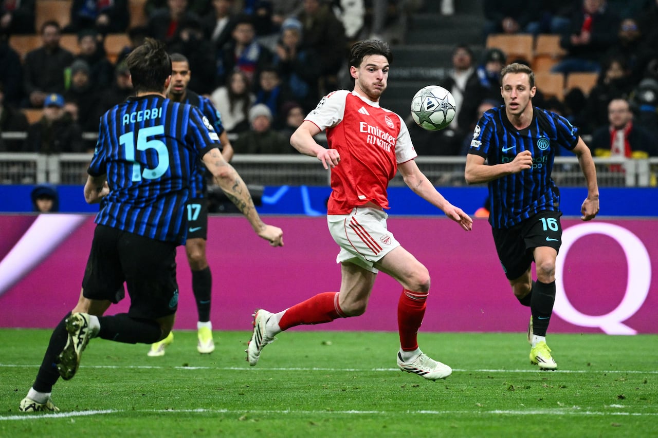 El centrocampista inglés del Arsenal, Declan Rice (centro), controla el balón durante el partido de la séptima jornada de la fase de liga de la UEFA Champions League entre el Inter de Milán y el Arsenal en el estadio San Siro de Milán, en el norte de Italia, el 20 de enero de 2026. (Foto: Alberto PIZZOLI / AFP)