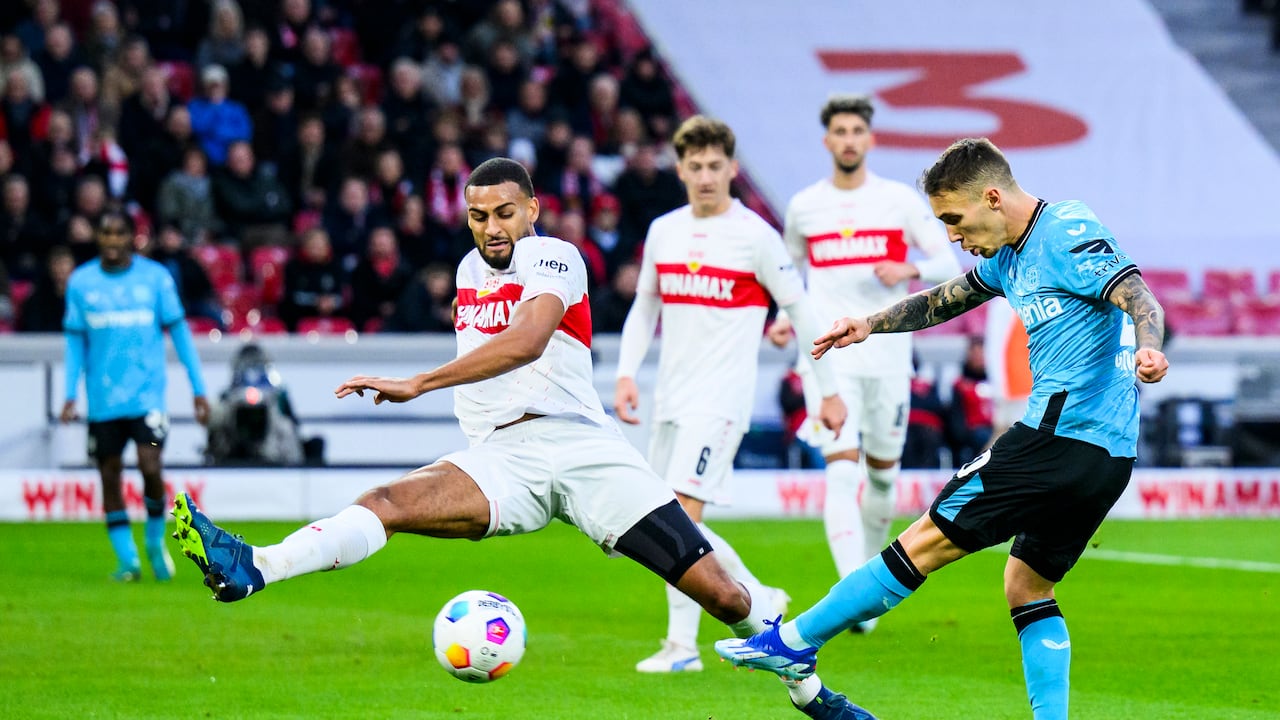 El español Alex Grimaldo del Bayer Leverkusen (derecha) en acción ante Joshua Vagnoman del Stuttgart durante el partido de la Liga Alemana, en el MHP Arena en Stuttgart, el domingo 10 de diciembre de 2023. (Tom Weller/dpa via AP)